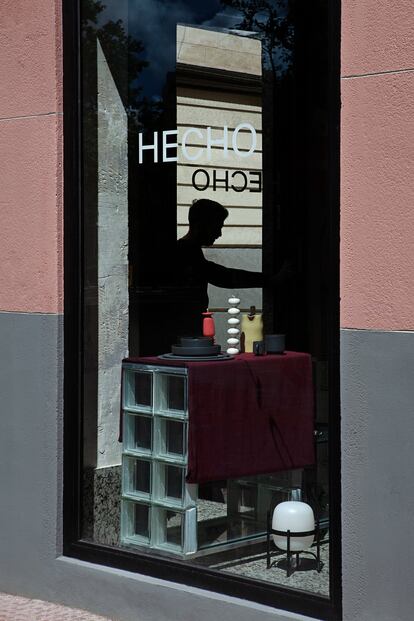 Escaparate de la tienda Hecho, recientemente inaugurada en el barrio de Chamberí. 