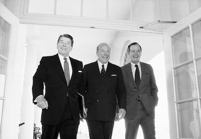 George Shultz, en el centro, junto al presidente Ronald Reagan (izquierda) y el vicepresidente George H. W. Bush (derecha), en una imagen del 9 de enero de 1985 en la Casa Blanca.