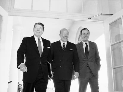 George Shultz, al centro, junto al presidente estadounidense Ronald Reagan, en una fotografía de 1985.