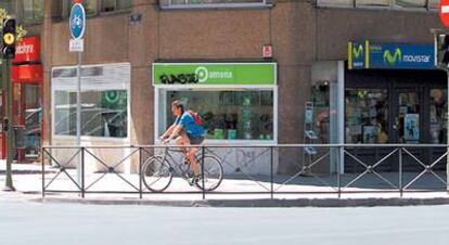 Tiendas de las tres marcas de telefonía móvil que operan en España, en la calle de O&#39;Donnell de Madrid.