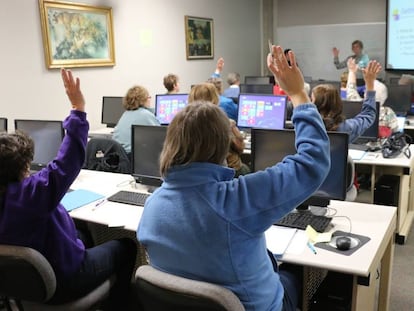 Alumnos en un aula con ordenadores. 