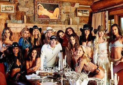 El director creativo de Victoria’s Secret, Edward Razek, con las 13 modelos que han participado en la campaña publicitaria.