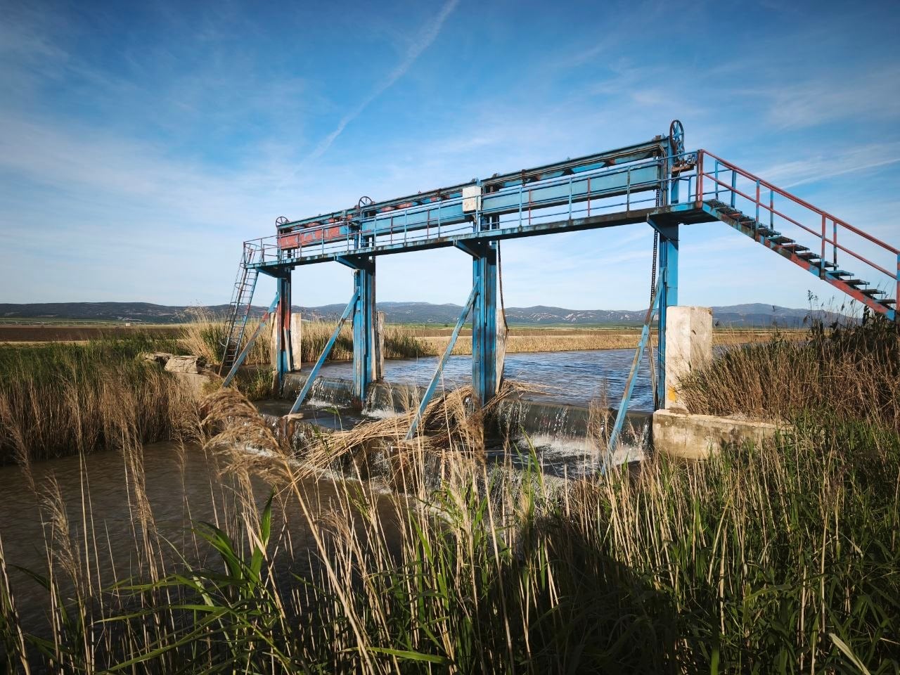 Uno de los sistemas de desecación ubicado en La Janda, desagüando este mes de marzo.