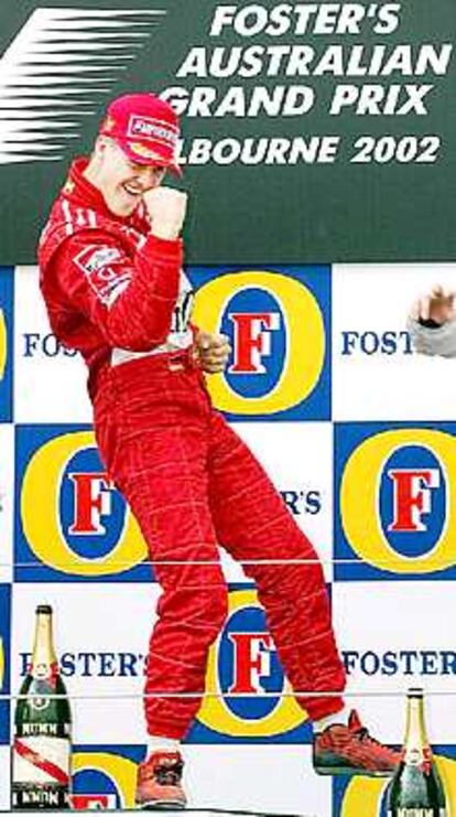 Michael Schumacher celebra su triunfo en lo alto del podio.