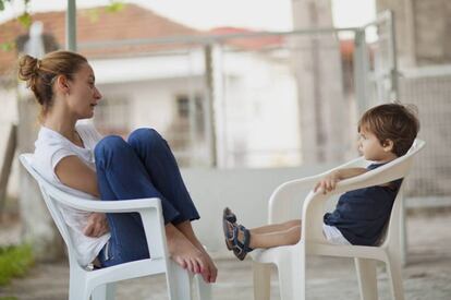 Una madre intenta dialogar con su peque&ntilde;o. 