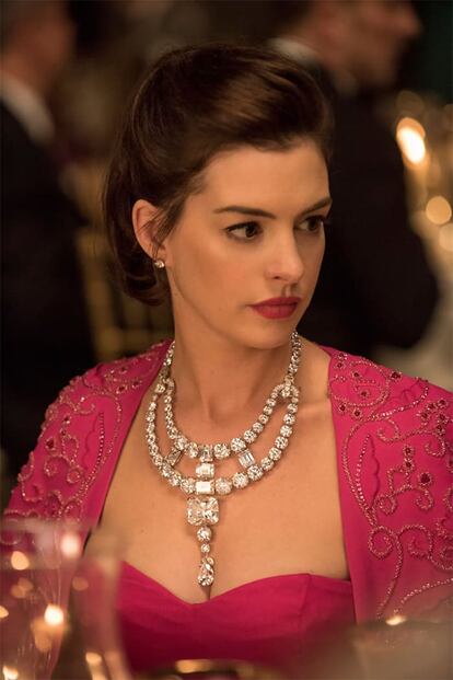 Anne Hathaway (Daphne Kluger), la estrella de Hollywood.

Es algo así como la Elizabeth Taylor contemporánea (o al menos ese fue el punto de partida de Sarah Edwards para diseñar su vestuario). El personaje interpretado por Anne Hathaway es el blanco del atraco. Una actriz copresidenta de esta gala Met ficticia que lleva un collar de Cartier valorado en 150 millones de dólares. La casa joyera se ha encargado de crear el collar protagonista de la cinta recreando una pieza diseñada en 1931 por Jacques Cartier para el marajá
de Nawanagar. Durante ocho semanas un grupo de joyeros elaboró la pieza adaptando sus medidas a las de Anne Hathaway.