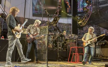 Desde la izquierda, Trey Anastasio, Phil Lesh, Mickey Hart y Bob Weir de Grateful Dead durante el concierto.