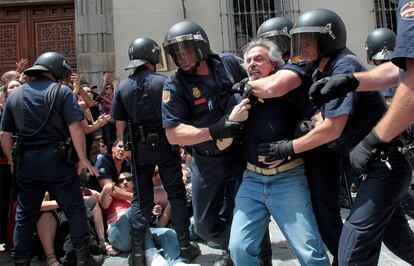 Los agentes consiguen llevarse de la Calle Sacramento a los 'indignados'.