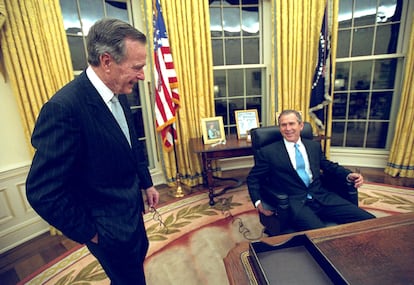 En 2001, George W. Bush se convirtió en el segundo presidente en ser hijo de un expresidente de EEUU (John Quincy Adams, presidente en 1825, era hijo del expresidente Johm Adams). En la imagen, padre y hijo en el Despacho Oval horas después del juramento.  