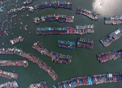 Barcos de pesca estacionados en el puerto Tifón Nida cerca de Guangzhou, provincia de Guangdong, China.