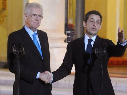Mario Monti, a la izquierda, estrecha la mano a Nicolas Sarkozy tras la reunión.