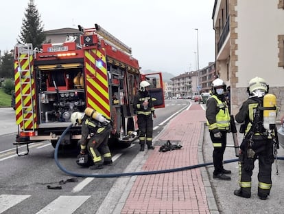 Actuación de los bomberos en Cantabria, en una imagen de archivo.