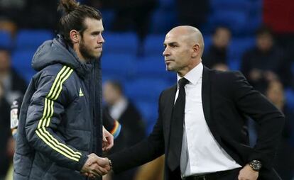 Jémez saluda a Bale tras el partido contra el Real Madrid.