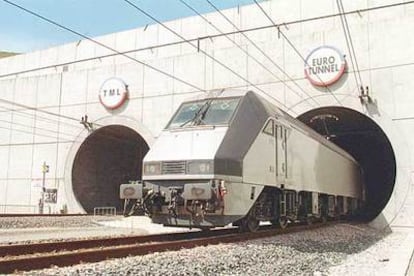 Un tren atraviesa el túnel francés de Calais.