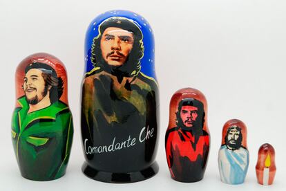 Si creías que ya lo habías visto todo sobre las muñecas rusas estabas equivocado. Etsy ofrece multitud de posibilidades, entre ellas, ésta peculiar serie con los diferentes rostros del comandante Ernesto Guevara (35 euros). 
	 