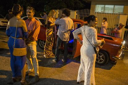 Galeristas norteamericanos en la inauguración del estudio que Los Carpinteros han abierto en el barrio de Nuevo Vedado, durante la Bienal de la Habana.