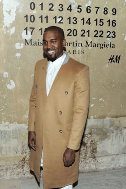 El rapero Kanye West luce una chaqueta de la nueva colección cápsula de Margiela para H&M durante la fiesta de presentación de la colaboración.