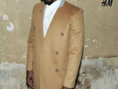 El rapero Kanye West luce una chaqueta de la nueva colecci&oacute;n c&aacute;psula de Margiela para H&amp;M durante la fiesta de presentaci&oacute;n de la colaboraci&oacute;n.