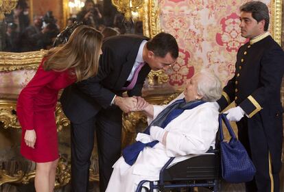 Los Príncipes de Asturias, don Felipe y doña Letizia, saludan a la editora Carmen Balcells en el almuerzo previo a la entrega del Premio Cervantes. La gala se ofrece todos los años en el Palacio Real antes de la concesión del galardón. Por primera vez los reyes no han ejercido como anfitriones, debido al proceso de recuperación que debe seguir don Juan Carlos tras su intervención quirúrgica en la cadera. Tampoco ha estado presente en esta ocasión el premiado, Nicanor Parra, ya que la grave dolencia reumática.