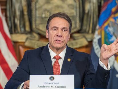 Fotografía cedida por la Gobernación de Nueva York donde aparece su gobernador, Andrew Cuomo, mientras habla durante su rueda de prensa diaria sobre el coronavirus, celebrada este miércoles en Albany, Nueva York.