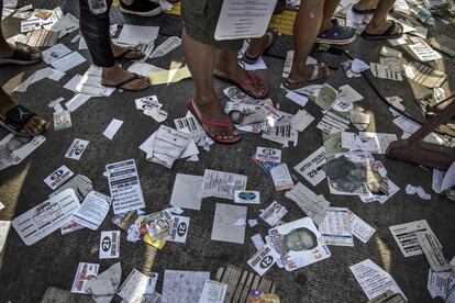 La propaganda de la campaña ensucia el terreno fuera del recinto electoral el 13 de mayo de 2019 en Manila, Filipinas. Alrededor de 60 millones de votantes filipinos acudirán a lo largo del día a las urnas.