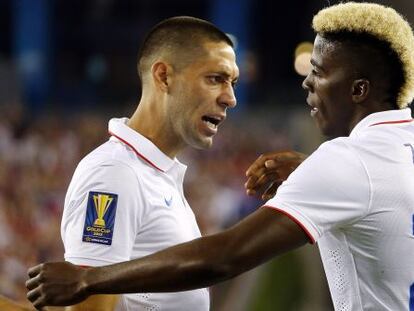 Dempsey y Zardes celebran el gol de EE UU.