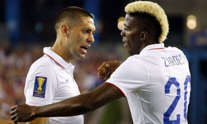 Dempsey y Zardes celebran el gol de EE UU.