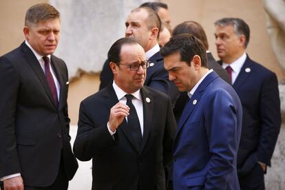 El primer ministro griego, Alexis Tsipras, dialoga con el presidente de Francia, François Hollande en Roma.