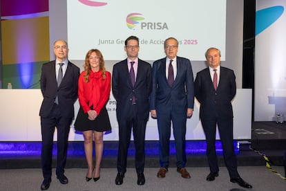 De izquierda a derecha, Francisco Cuadrado (presidente Ejecutivo de Santillana), Pilar Gil (vicepresidenta del Consejo de Administración del Grupo Prisa), Joseph Oughourlian (presidente del Consejo de Administración del Grupo Prisa), Fernando Carrillo Flórez (vicepresidente primero del Consejo de Administración) y Pablo Jiménez de Parga (secretario del Consejo del Grupo Prisa).
