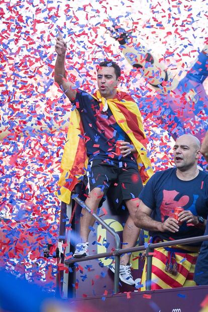 Xavi saluda els seguidors del club blaugrana.