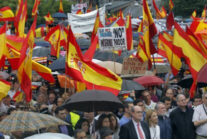 Imagen de la manifestación convocada por Voces contra el Terrorismo en Madrid. En la primera fila, Jaime Mayor Oreja.