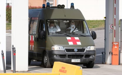 Una ambulancia militar llega a un hospital en Alzano Lombardo.
