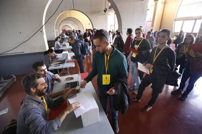 Militantes de la CUP votan en una asamblea de noviembre de 2017 si se presentan y cómo a las elecciones del 21 de diciembre de ese año.