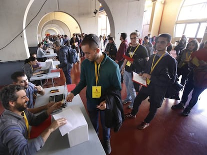 Militantes de la CUP votan en una asamblea de noviembre de 2017 si se presentan y cómo a las elecciones del 21 de diciembre de ese año.