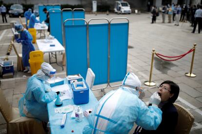 Un grupo de periodistas se somete a la prueba del coronavirus antes de asistir a la sesión de clausura del Congreso Nacional del Pueblo, en Pekín (China).