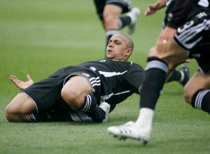 Roberto Carlos festeja su gol al Recreativo.