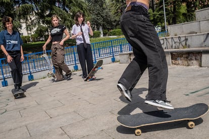 Las chicas del colectivo Shojo patinan en el Arco de Moncloa en Madrid. 

