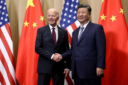 El presidente de Estados Unidos, Joe Biden (izquierda), junto al presidente chino, Xi Jinping, en su reunin en Per este sbado.