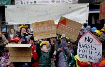 Padres y alumnos del colegio concentrados ayer frente a la Consejer&iacute;a de Educaci&oacute;n.