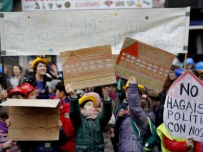 Padres y alumnos del colegio concentrados ayer frente a la Consejer&iacute;a de Educaci&oacute;n.