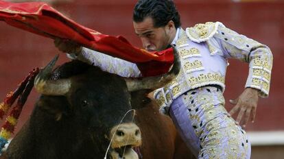 El diestro Iv&aacute;n Fandi&ntilde;o da un pase a su primer astado durante el segundo festejo de la Feria de Julio de Valencia.