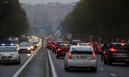 Atasco en una de las principales vías de entrada a Madrid, este miércoles. 