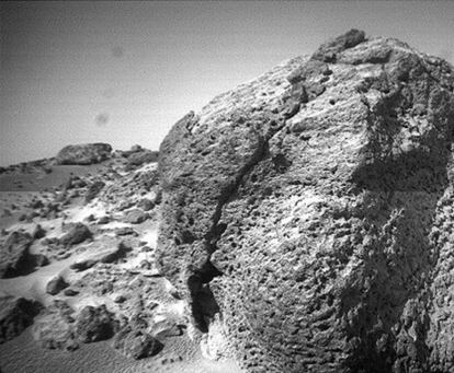La roca 'Chimp', de la superficie de Marte, fotografiada por la cámara del vehículo todoterreno 'Sojourner', de la sonda Pathfinder.