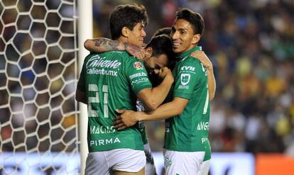 Los jugadores del León celebran un gol.