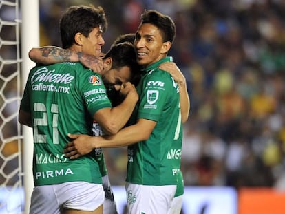 Los jugadores del León celebran un gol.