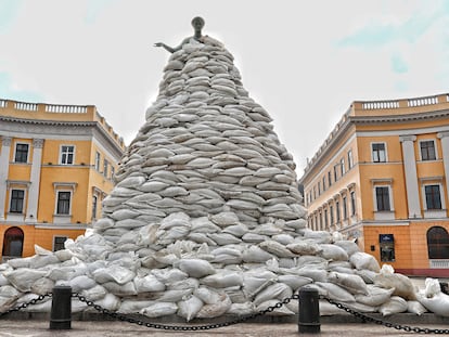 Una escultura de Odesa (Ucrania) protegida por sacos de arena.