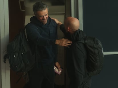 El seleccionador español, Luis Enrique Martínez, y el presidente de la RFEF, Luis Rubiales, este miércoles en Barajas.