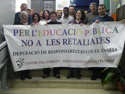 Algunos de los profesores y alumnos encerrados en el Centro de Formación de Adultos de Torrent.