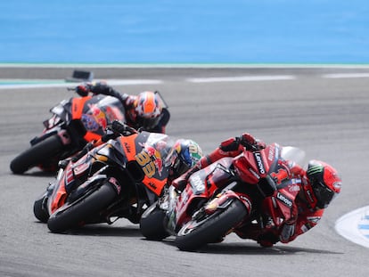 Pecco Bagnaia, en cabeza, seguido por Brand Binder y Jack Miller, de KTM, durante el GP de España de este domingo.