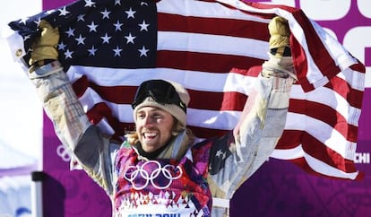 O norte-americano Sage Kotsenburg celebra a medalha de ouro na modalidade de Slopestyle.